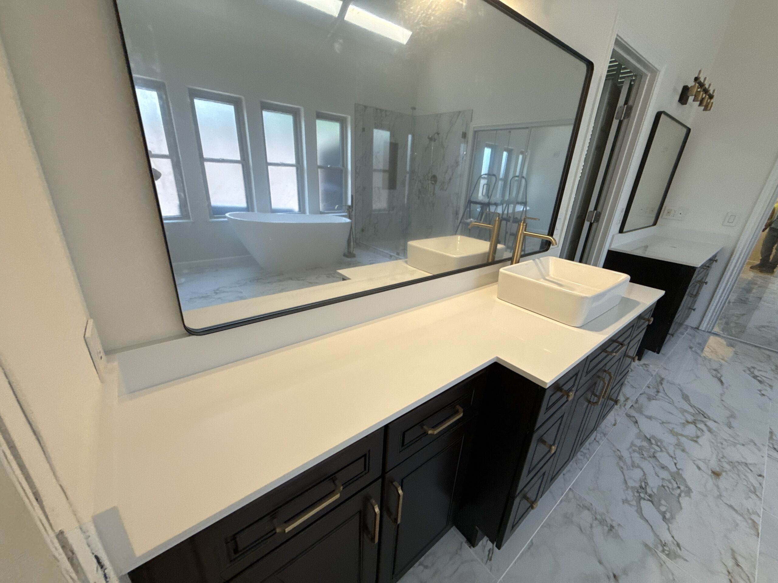 ✨A modern kitchen with a full backsplash — and a bathroom that turns heads